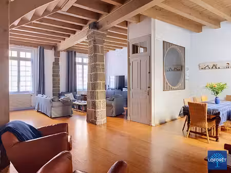 maison de caractère avec cour intérieure et double garage