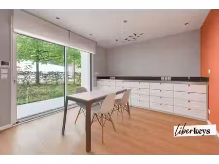 58 m² avec terrasse  actuellement en cabinet médical