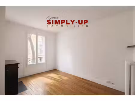 studio traversant lumineux avec cachet ancien