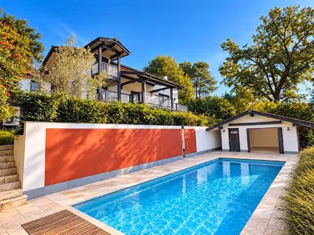 arbonne  authentique ferme basque rénovée. piscine  pool house