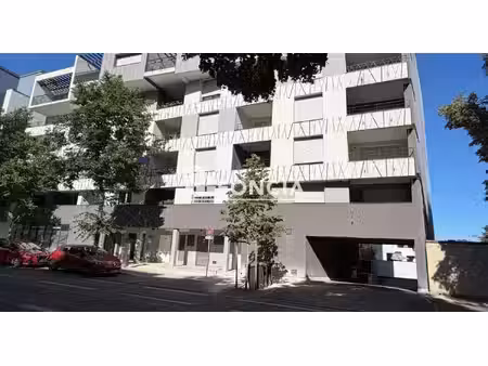a proximité du centre ville  entre le boulevard clémenceau et porte neuve  place de statio