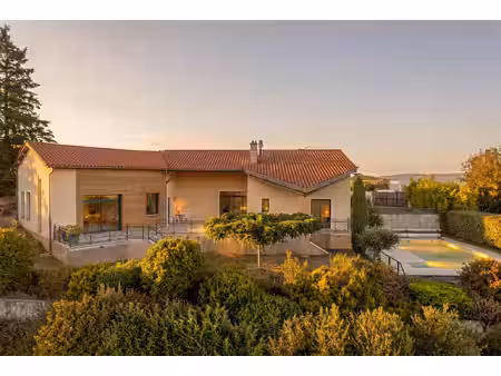 villa avec piscine et vue sur les monts du beaujolais