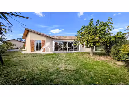 maison de plain-pied avec 4 chambres  véranda et double garage à proximité d’aire-sur-l’ad