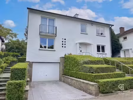 villa (+-225m²) avec 4ch et beau jardin entretenu.