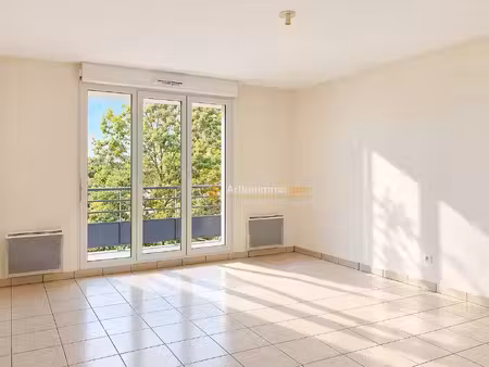 t2 à louer – centre-ville de bourgoin-jallieu – balcon & parking