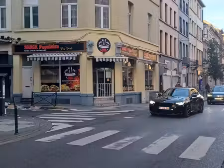 local commercial avec 3 façades à molenbeek