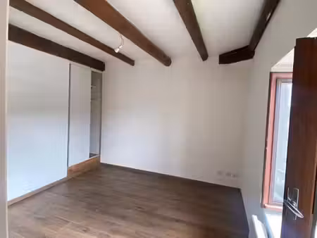 t3 à louer - montferrat - coeur de village