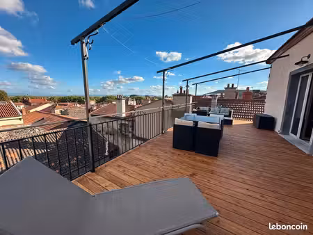 très bel f2 meublé de 48 m2 avec terrasse et parking à riom