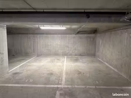 grande place de parking dans résidence sécurisée