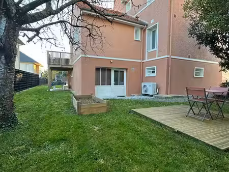 studio neuf avec terrasse et extérieur