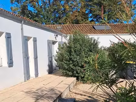 maison meublée de charme  3 ch  800 m2 de jardin  piscine  à 10 min de la rochelle