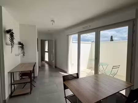 t2 meublé avec balcon et place de parking dans une résidence neuve