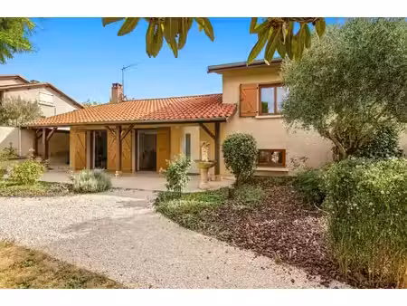 maison familiale de 226 m² avec grand jardin  espace bien-être et préau semi-ouvert à sain