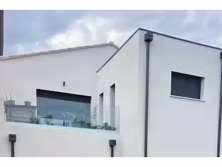 location meublée appartement 3 pièces 58 m² à lavera (13117)  1 200 €