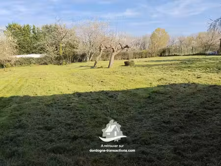beau terrain constructible 1537 m² avec hangar en pierres