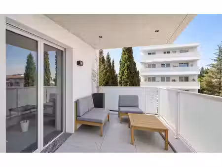 opportunité - type 4 avec terrasse de 16 mètres carrés  impasse calme  proche métro sainte