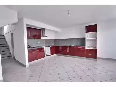 maison à rénover avec grande terrasse sur le toit  garage et cabanon !