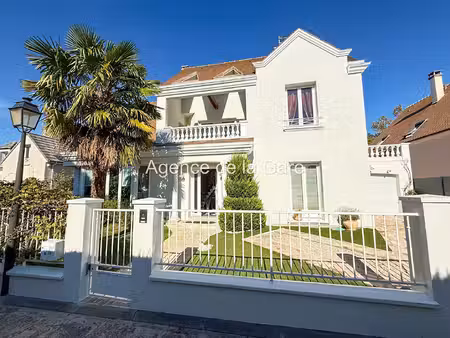 chatou élégante maison familiale de 7 pièces avec jardin  terrasses et jacuzzi