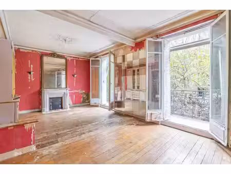 paris 4è : arsenal : appartement haussmannien  2 pièces de 54 m²  parquet  moulures  chemi