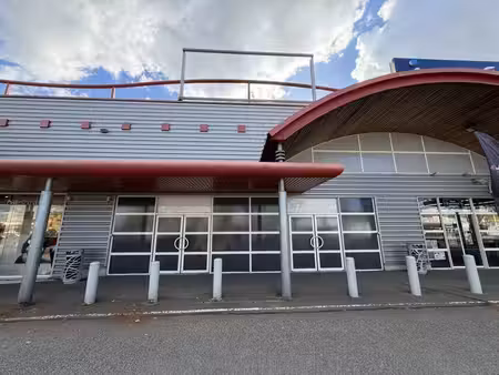 location commerce maurepas 78310 592m²