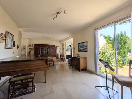 maison d'architecte familiale de 170 m² avec jardin  terrasses et double garage dans un qu