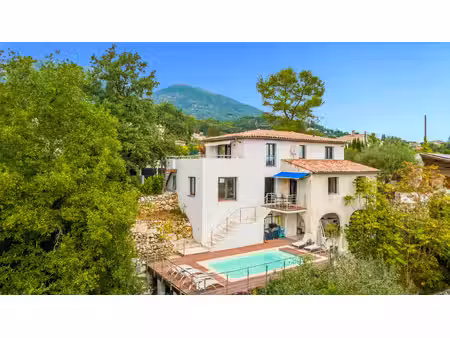 villa avec piscine et riviere