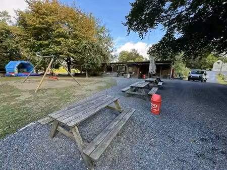 ensemble immobilier avec bâtiments et terrains.