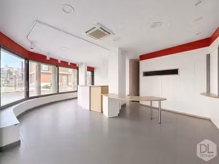 surface commerciale ou bureaux de 60m² avec belle vitrine à
