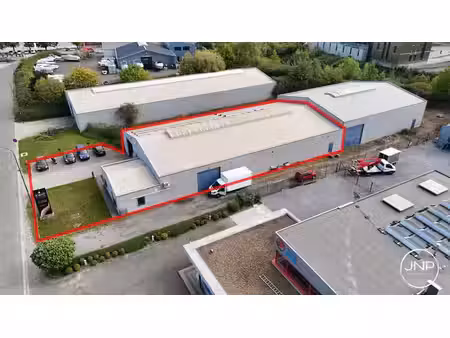 entrepôt avec bureaux d'une superficie de 774 m2 + parking !