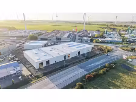 entrepôt avec grande visibilité à la sortie de l'autoroute!