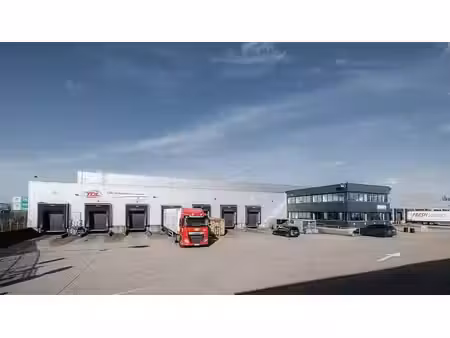 grand bâtiment logistique bien situé à willebroek