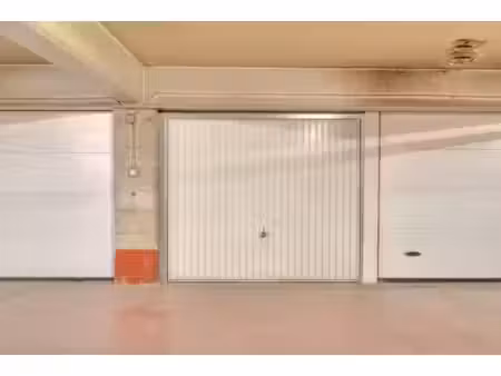 voltaire/josaphat : box garage fermé