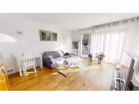 agréable appartement trois pièces de soixante-six mètres carrés avec balcon exposé sud et 