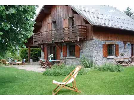 beau chalet avec piscine
