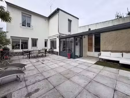 vouvray – le charme d’une maison de ville rénovée  au calme et à l’abri des regards