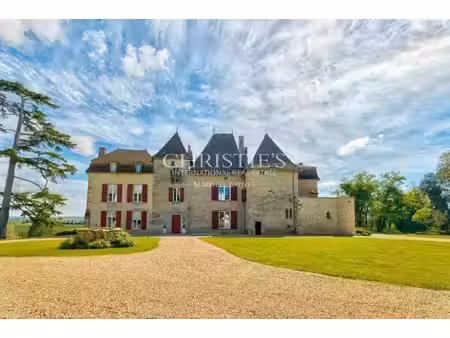région de bordeaux château historique exceptionnel à vendre
