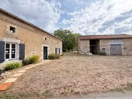 charmante maison indépendante en pierre avec grande grange  terrain et excellent potentiel