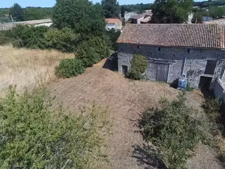 grange a rénover avec un jardin clos sur 961m² près de