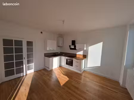 t2 bis rénové - centre de gannat - 550 euros charges comprises