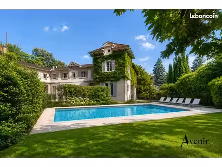 propriété 7 pièces 404 m²