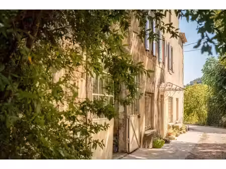 confidentiel - mas à rénover avec terrain à vendre à ménerbes