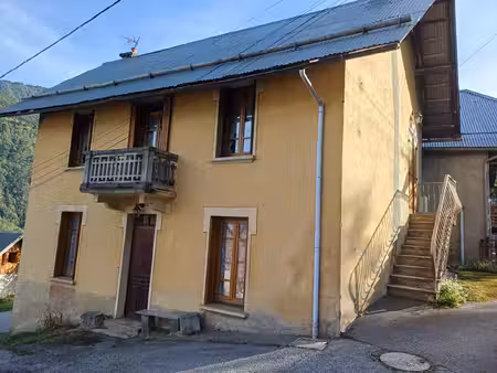 maison à rénover 150 m2 hab sur 2 niveaux. beau potentiel !