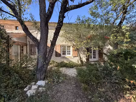 belle maison en pierre dans un environnement paisible  à proximité d'aigre