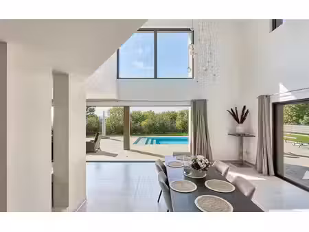 un refuge contemporain entre ville et forêt