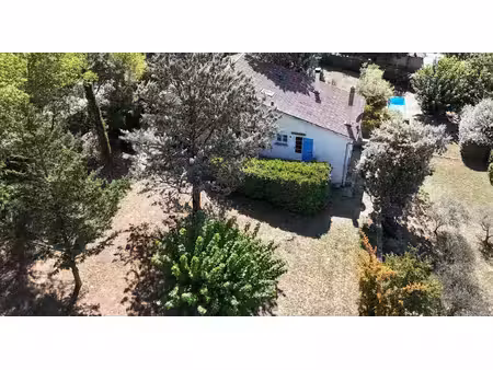 correns – charmante maison 3 chambres avec piscine  en zone uc