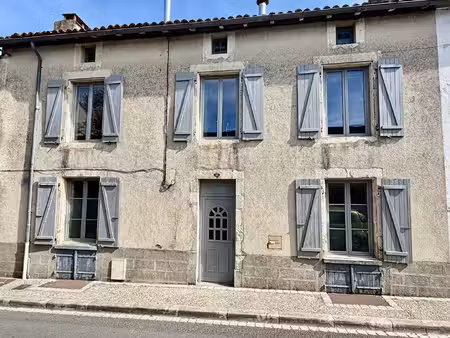 belle maison de ville de caractère avec de beaux volumes  jardin privé au coeur de ruffec