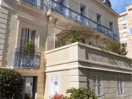 à louer – superbe studio meublé de standing avec balcon & garage – hyères centre-ville
