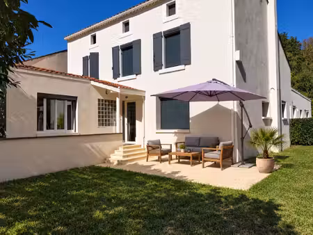 maison familiale de 191 m2 avec ces deux studios indépendants et sa piscine hors sol