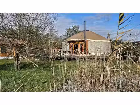 une jolie yourte  une grande terrasse  assainissement écologiqu