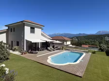 maison contemporaine avec piscine et vue panoramique sur les mon